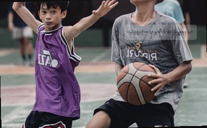 实时比分为2-1,记分牌上比分闪烁。